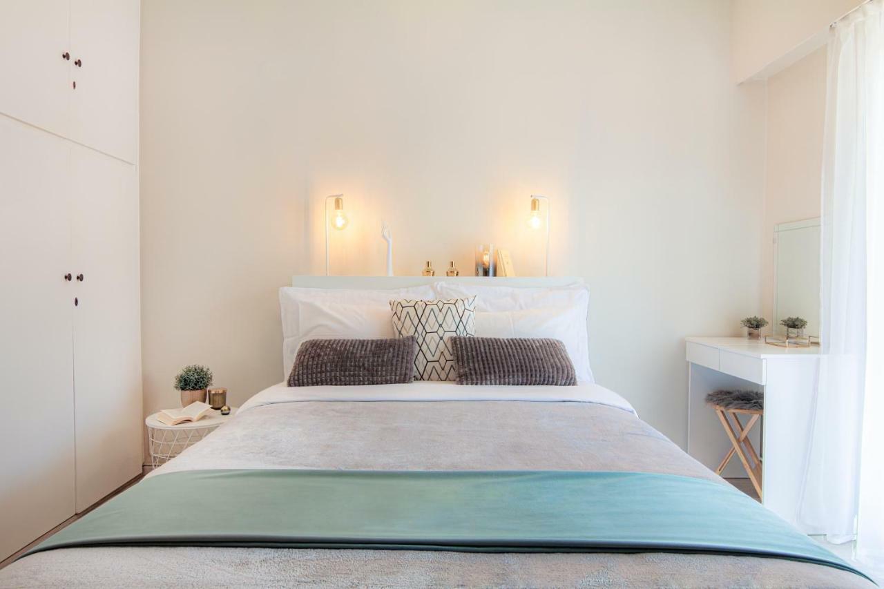 Godiva Plays - Stylish Aerialist's Concept Flat + Pole Apartament *